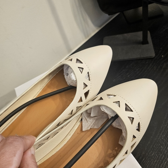 Cream Colored Cut-Out Flats - Picture 4 of 6